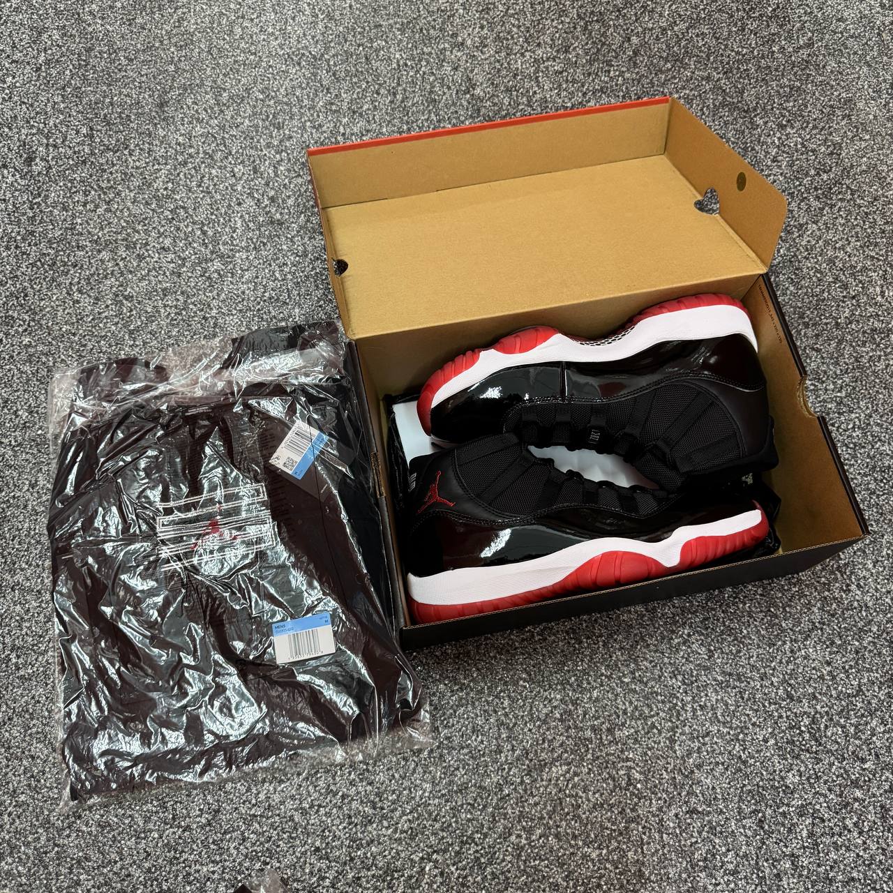 US 10.5 NIKE AIR JORDAN 11 BRED 2019 (EXCLUSIVE L TSHIRT)