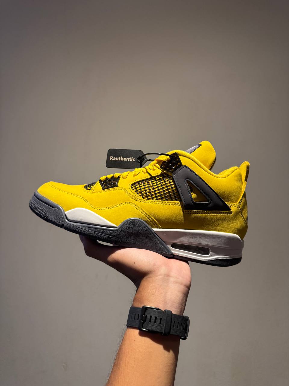US 10.5 NIKE AIR JORDAN 4 YELLOW THUNDER