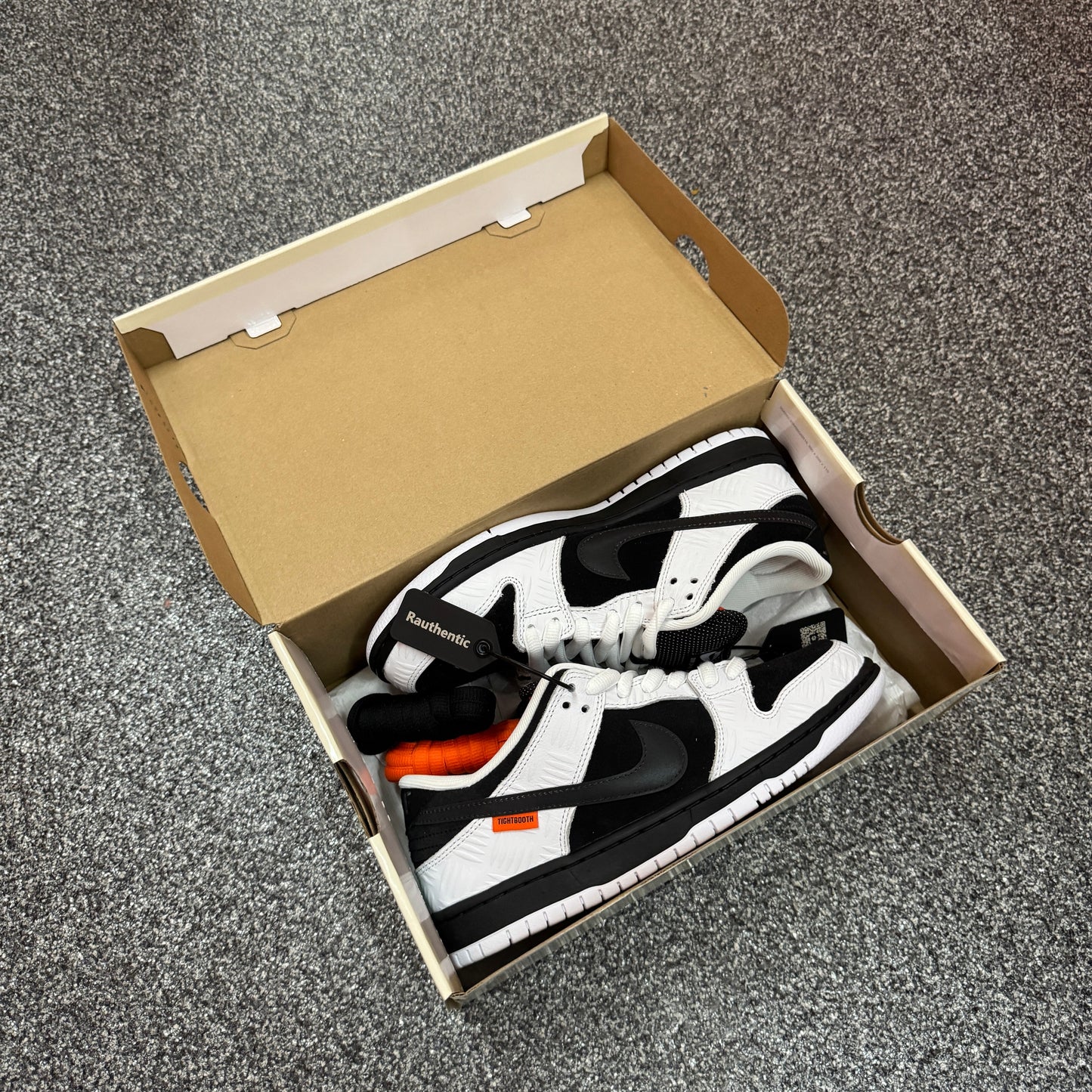 US 8 NIKE SB DUNK LOW TIGHTBOOTH