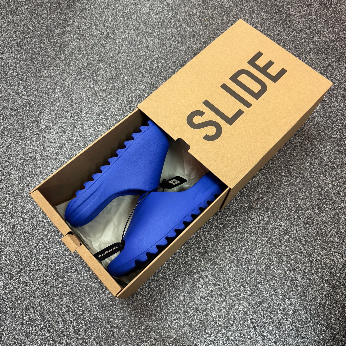 US 9 ADIDAS YEEZY SLIDES AZURE