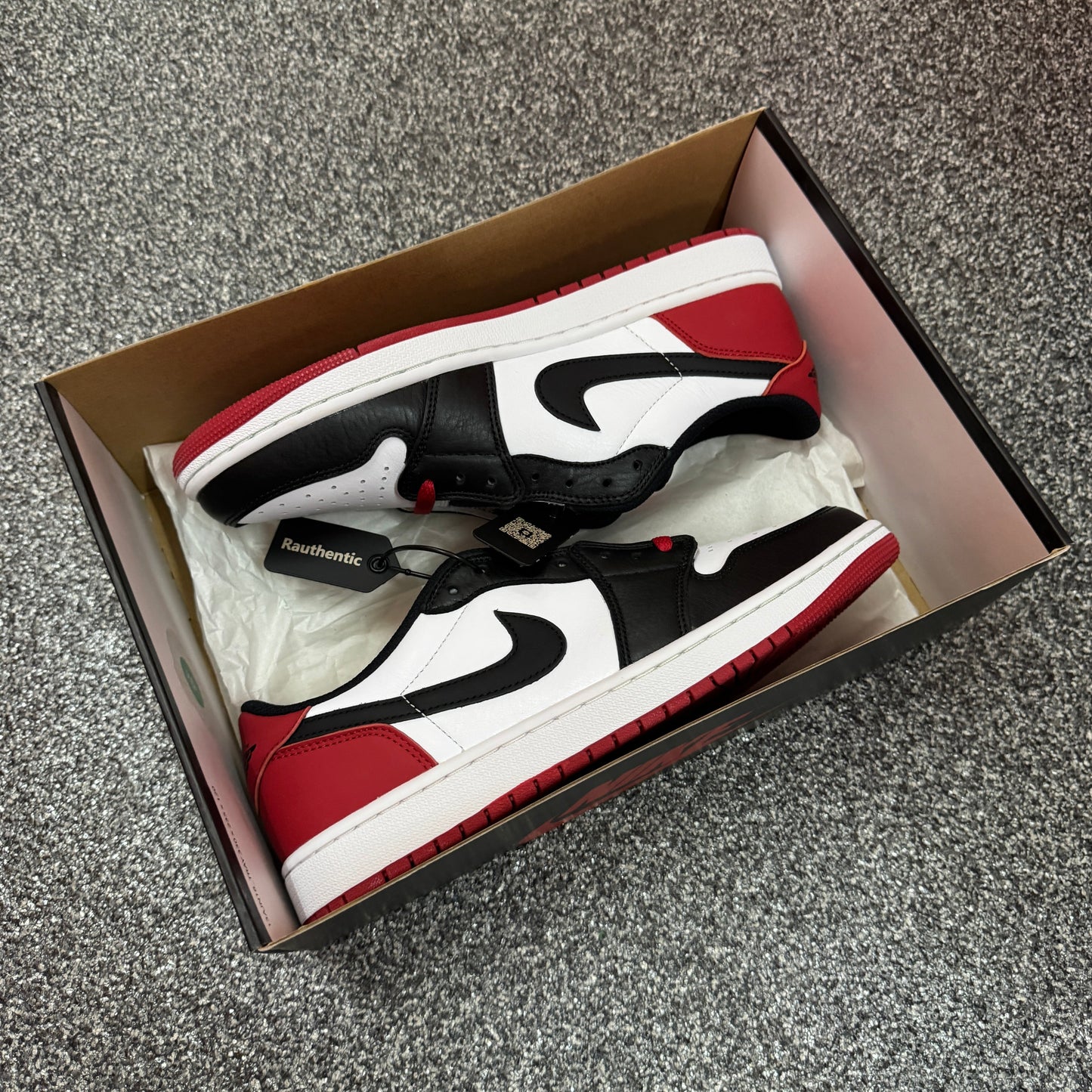 US 10.5 NIKE AIR JORDAN 1 RETRO LOW OG 'BLACK TOE' (2023)