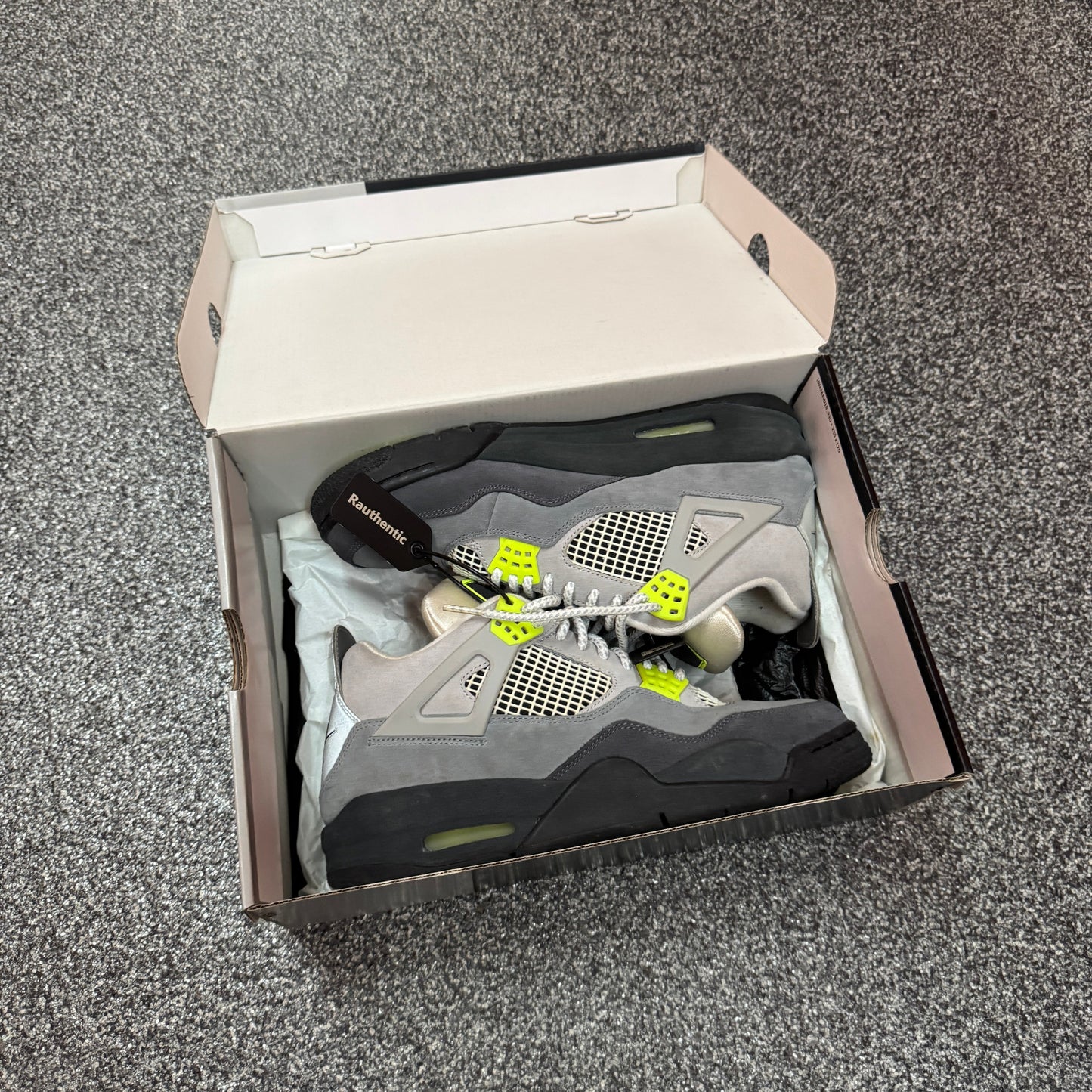 US 9 USED NIKE AIR JORDAN 4 RETRO SE 95 NEON