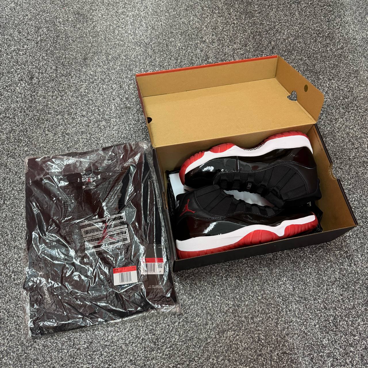 US 10 NIKE AIR JORDAN 11 BRED 2019 (EXCLUSIVE M TSHIRT)