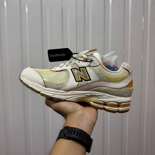 US 8.5 NEW BALANCE 2002R AMONGST US