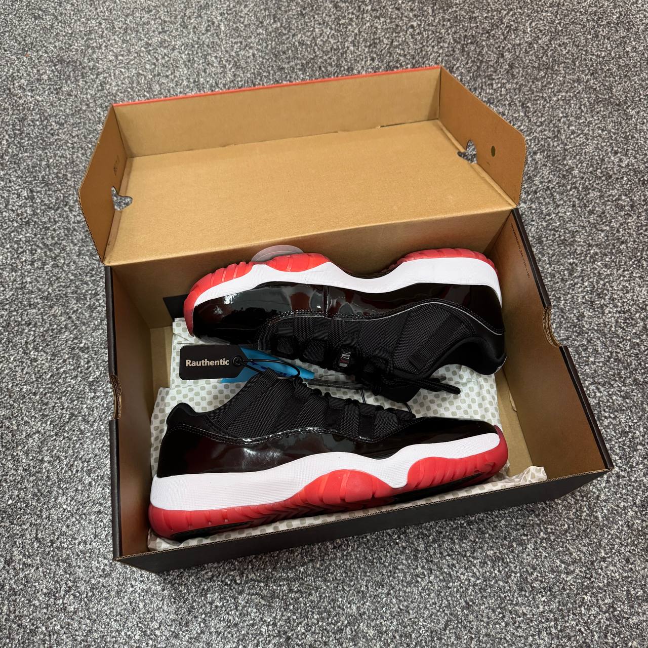 US 9.5 NIKE AIR JORDAN 11 LOW RETRO BRED (2025)