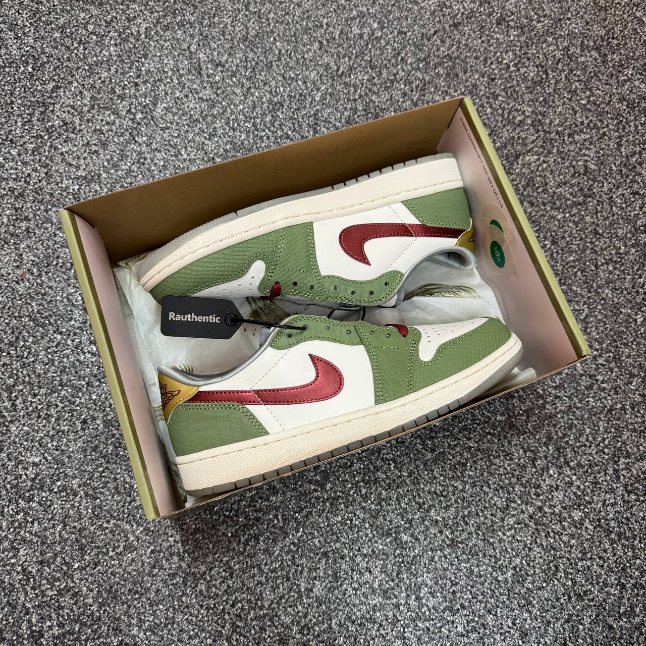 US 10.5 NIKE AIR JORDAN 1 LOW OG YEAR OF THE DRAGON 2024