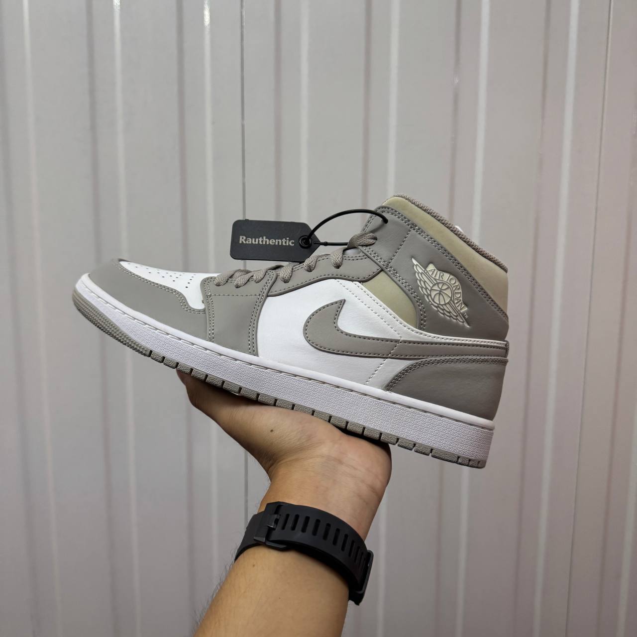US 9 NIKE AIR JORDAN 1 MID 'LINEN'