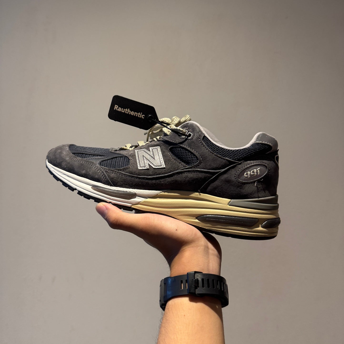 US 9.5 USED NEW BALANCE 991 V2 MIUK DARK GULL GREY