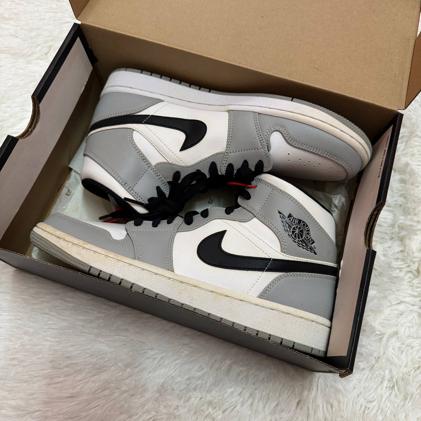 US 8.5 NIKE AIR JORDAN 1 MID LIGHT SMOKE GREY